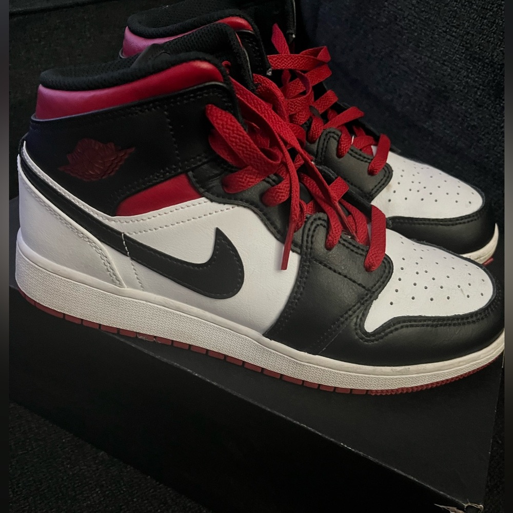 Air Jordan 1 Mid GS size 6.5Y